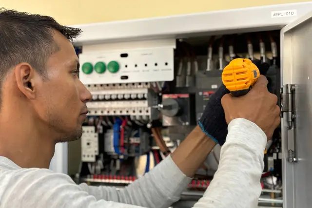 Electricista montando un cuadro eléctrico nuevo en una vivienda de Asturias, con magnetotérmicos y diferenciales alineados