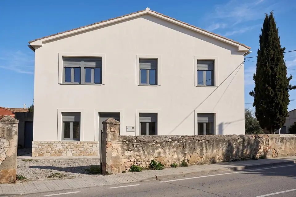 La misma fachada de vivienda unifamiliar rehabilitada y pintada