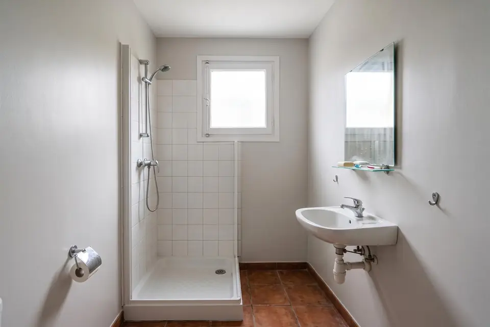 El mismo baño con las paredes y el techo pintados tras tratar el moho