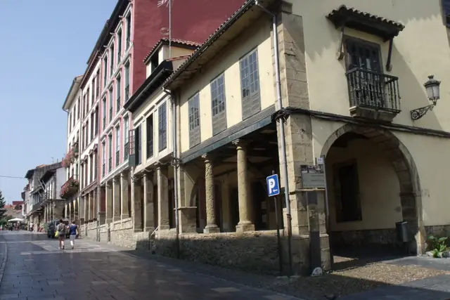 Calle Galiana de Avilés, con sus soportales de columnas de piedra y las galerías de madera