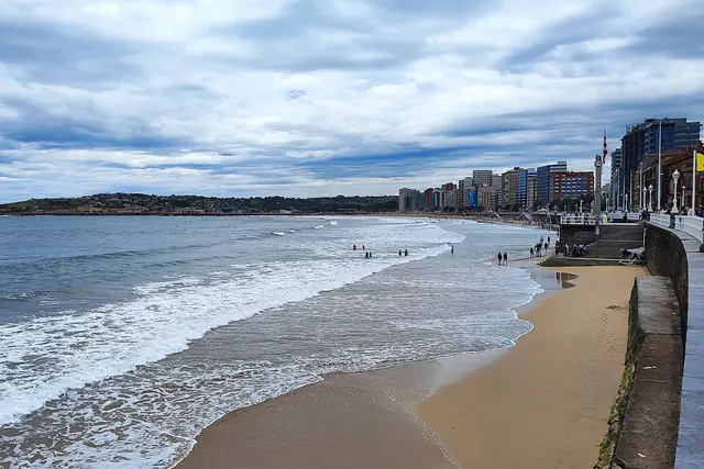 Playa de San Lorenzo de Gijón con el paseo del Muro y los edificios de la ciudad al fondo