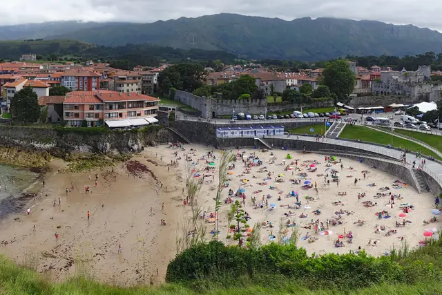 Vista de la villa de Llanes desde el mirador, con la playa del Sablón, la muralla medieval y la sierra del Cuera al fondo
