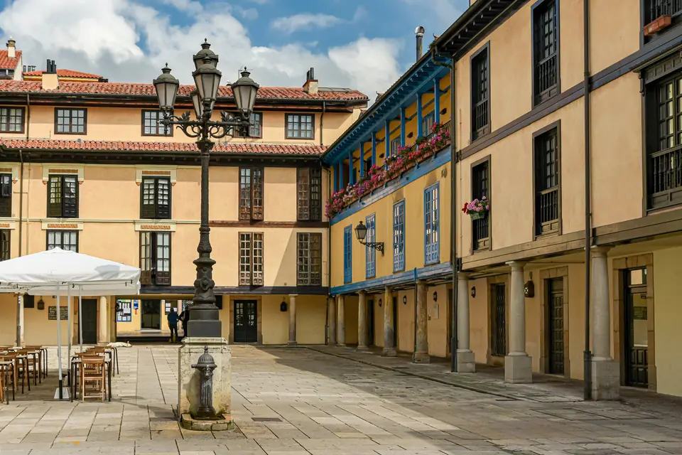 Plaza del Fontán de Oviedo, con sus soportales y las galerías de madera de las fachadas